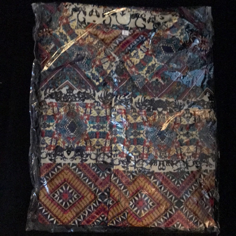 Brand NEW button-down shortsleeved shirt - Picture 2 of 3